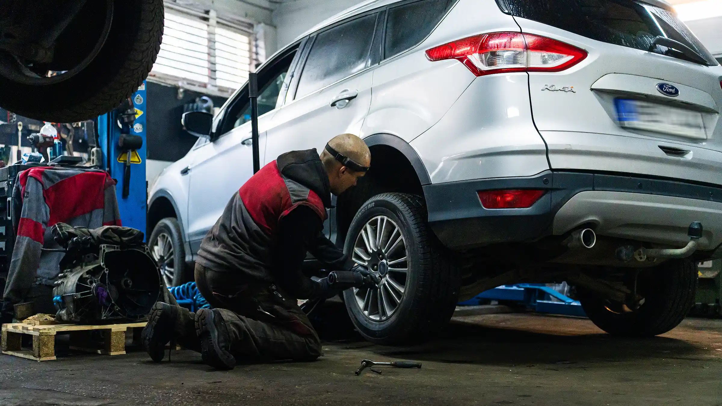 Mechanikas keičia ratą